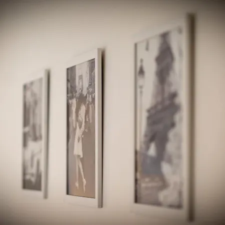 Carlos Au Pied Du Gros Horloge !