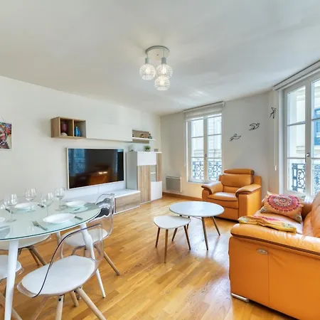 Carlos Au Pied Du Gros Horloge !